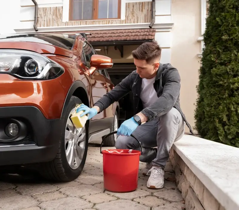 Lavage auto à domicile La Harengère : professionnel intervenant sur un véhicule